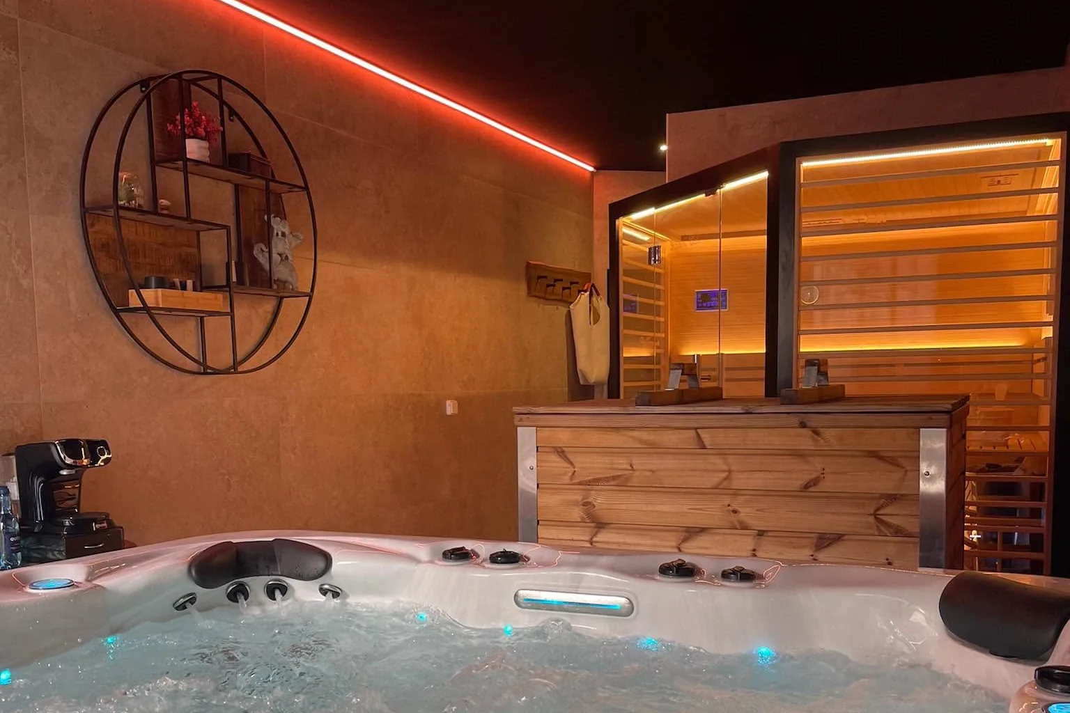 Jacuzzi en fonctionnement et sauna de L’ACA SPA à Millau